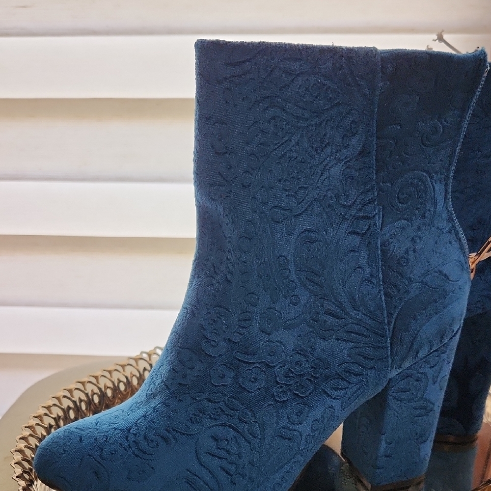Elegant Blue Textured Women's Boots